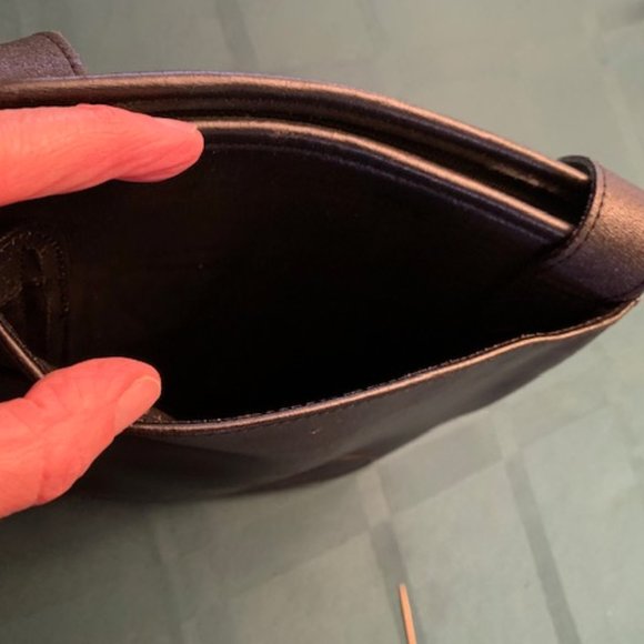 🎉HP🎉Vintage Leather Longchamp shoulder bag - Picture 9 of 16